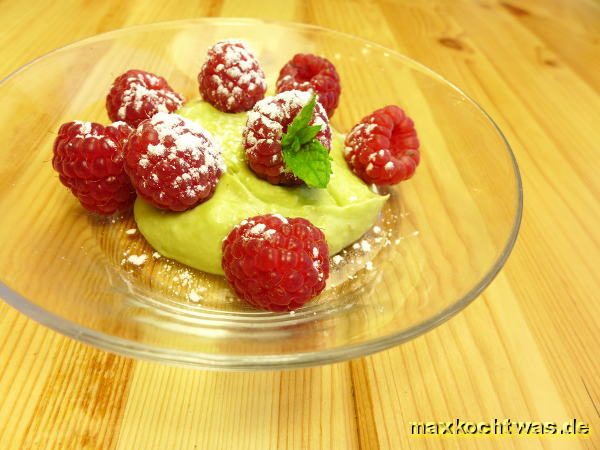 Avocado-Limetten-Creme mit frischen Himbeeren