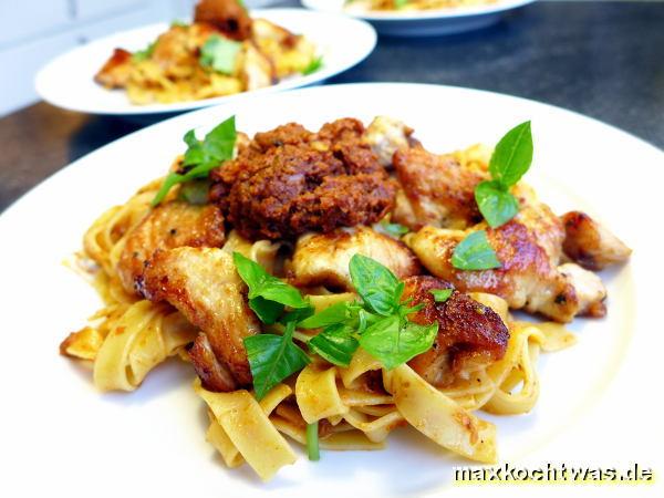 Bandnudeln mit Hähnchen und Tomatenpesto