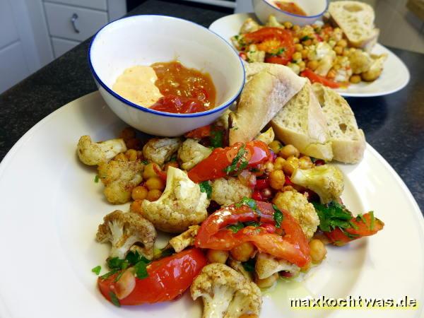 Warmer Blumenkohlsalat mit Kichererbsen und Granatapfelkernen