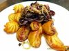 Blutwurst mit Apfelspalten und Zwiebelringen