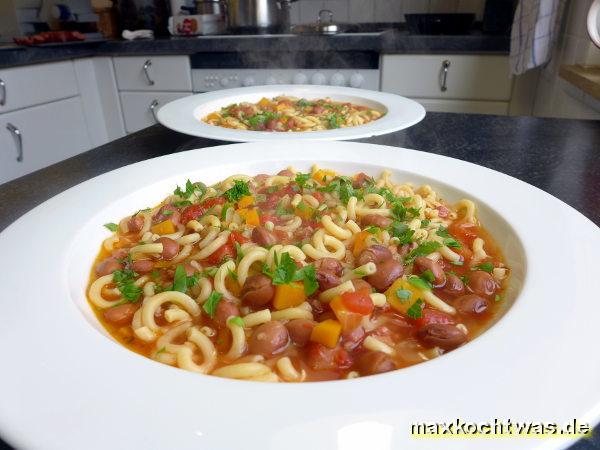 Bohnensuppe mit Nudeln