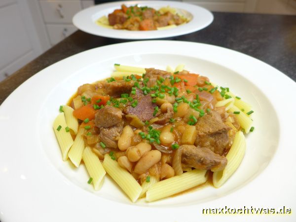 Bohnentopf aus dem Ofen mit Rigatoni