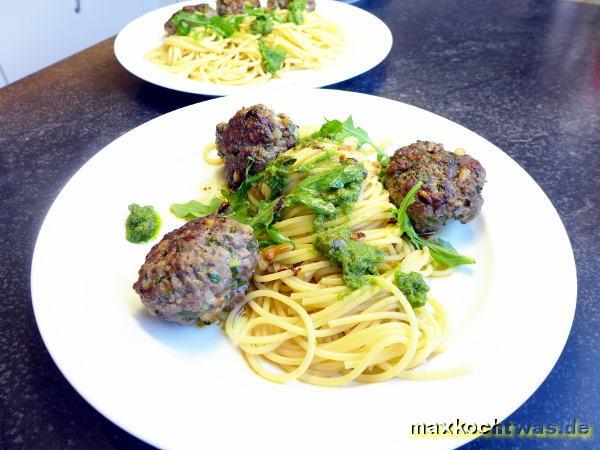 Bouletten mit Pinienkernen, Rucola und Salsa verde