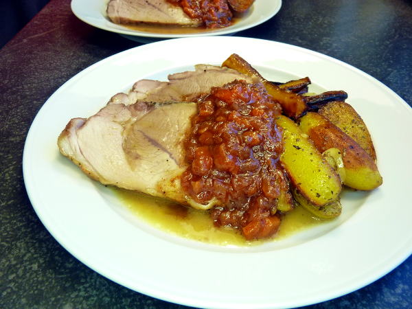 Schweinebraten mit Kaki-Chutney