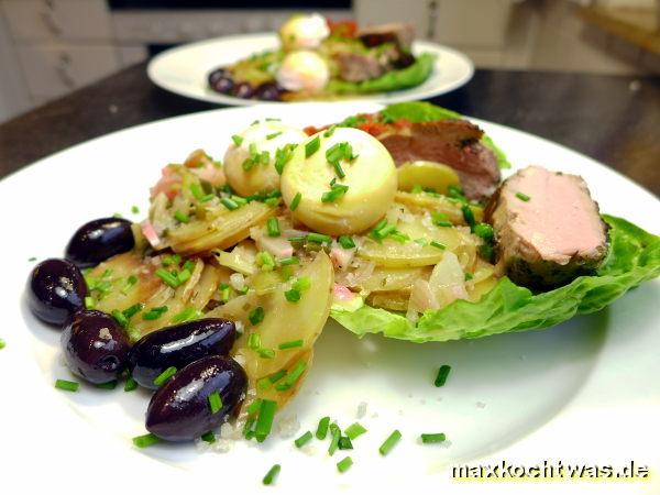 Bratkartoffelsalat mit pochiertem Eigelb, Radieschenvinaigrette und Brezelcroutons