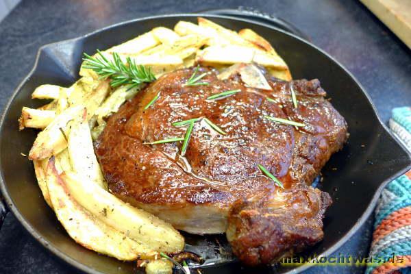 Hohe Rippe mit grobem Salz, gelben Zwiebeln und Bier