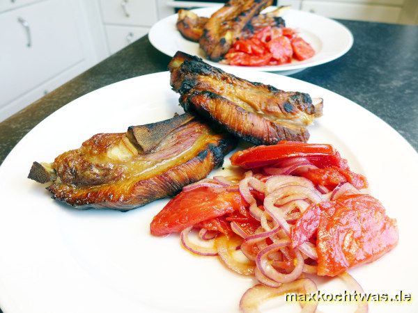 Dicke Rippe mit Tomatensalat