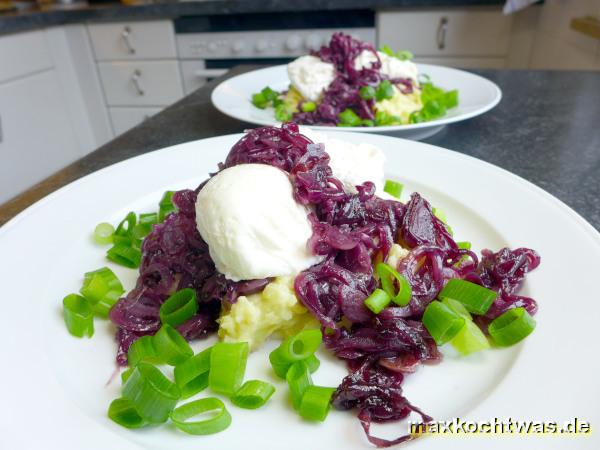 Pochierte Eier auf Rotweinzwiebeln