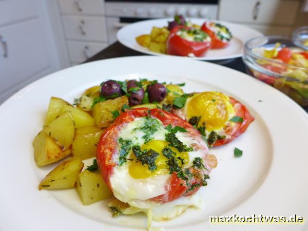 Eier in Tomatenkörbchen