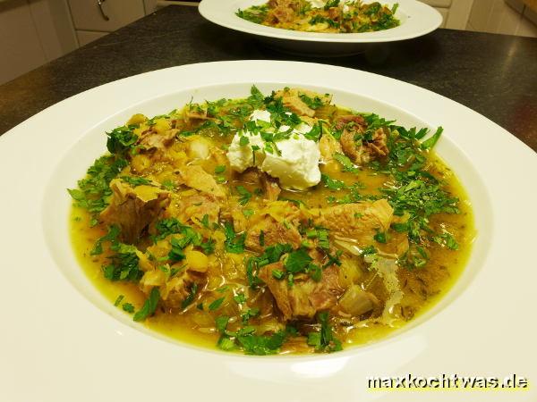 Erbsensuppe mit Eisbein und frittierten Salbeiblättern