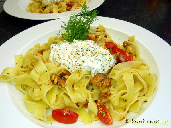 Fettuccine mit Walnüssen und Knoblauchjoghurt