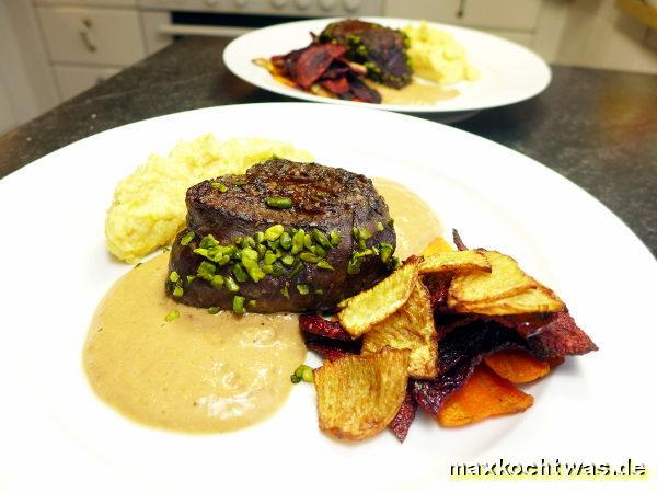 Rinderfilet mit Pistazienkruste, dazu Rübenpüree