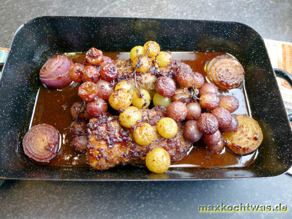 Gebratenes Filet Mignon, mit in Wein marinierten Trauben und mit Honig glasiert