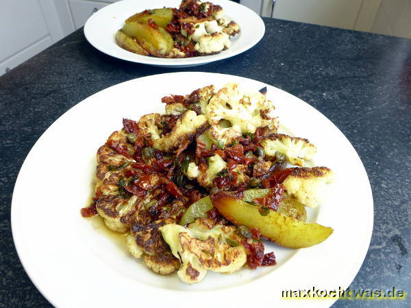 Gebratene Blumenkohlscheiben mit Tomaten-Kapern-Butter