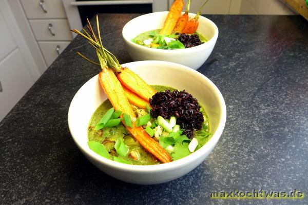 Gemüseschüssel, schwarzer Reis und Korianderbrühe