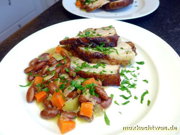 Gerollter Schweinebauch mit Gewürzen und weisse Bohnen in Kokosmilch