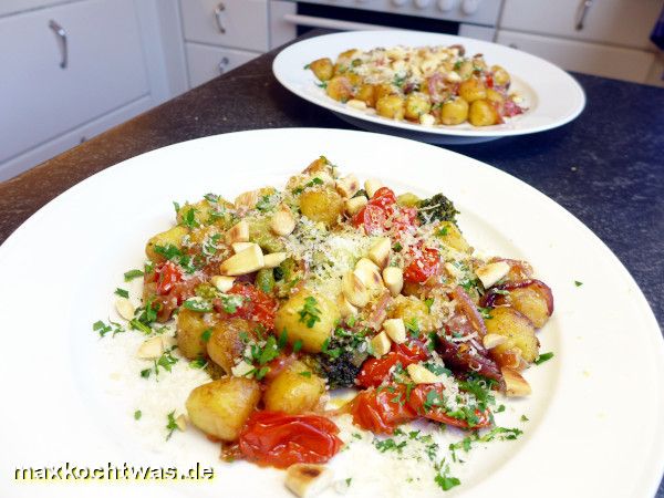 Gebratene Gnocchi mit Tomaten, Brokkoli und Haselnüssen