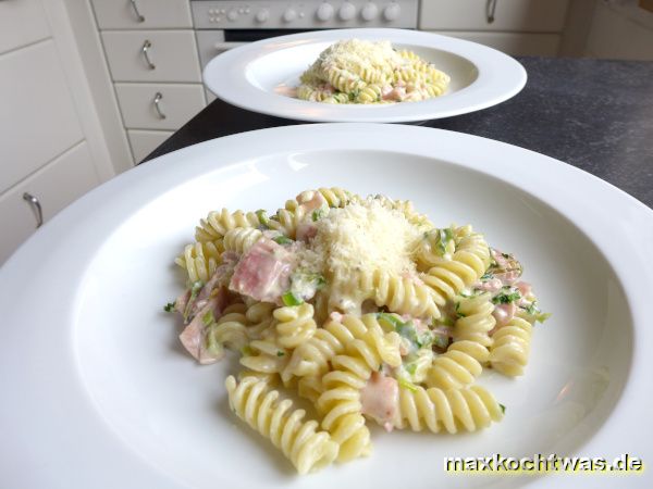 Gorgonzolasauce mit Schinken zu Pasta