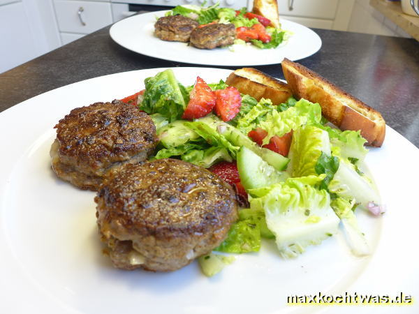 Gefüllte Hacksteaks auf Knoblauchbrot mit Salat