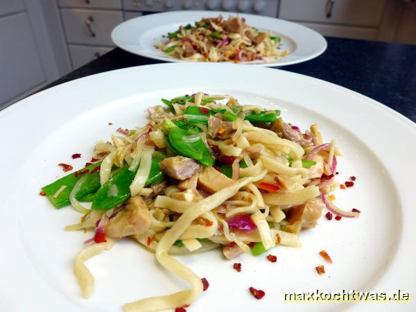 Hähnchenfleisch und Nudeln mit Honig-Limetten-Dressing