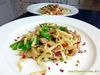Hähnchenfleisch und Nudeln mit Honig-Limetten-Dressing