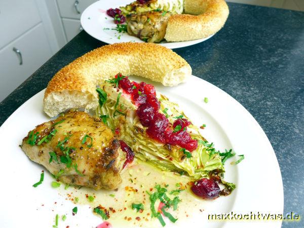 Zitronen-Kumin-Hähnchen mit Spitzkohl aus dem Ofen