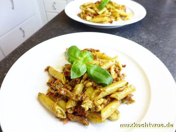 Hühnerbruststreifen mit Penne und getrockneten Tomaten