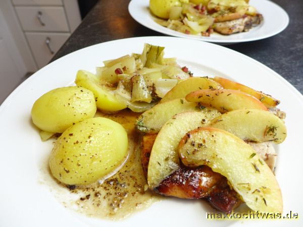 Schweinskoteletts mit Thymian-Rahmbutter und Apfelschnitzen