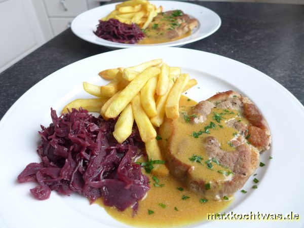 Geschmorte Schweinekoteletts mit Rotkohl