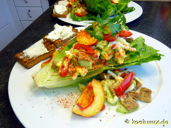 Lattichsalat mit Kräuter-Peperoni-Topping