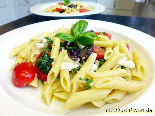 Lauwarme Pasta mit Tomaten und Mozzarella