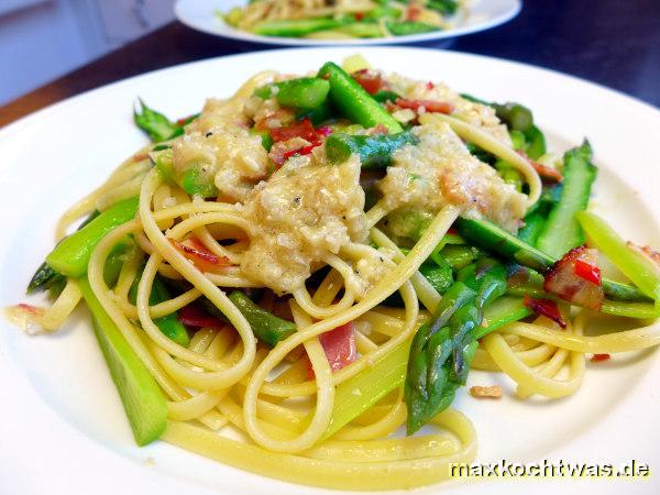 Linguine mit grünem Spargel, Pancetta und Parmesansosse