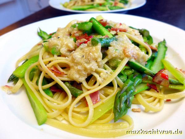 Linguine mit grünem Spargel, Pancetta und Parmesansosse