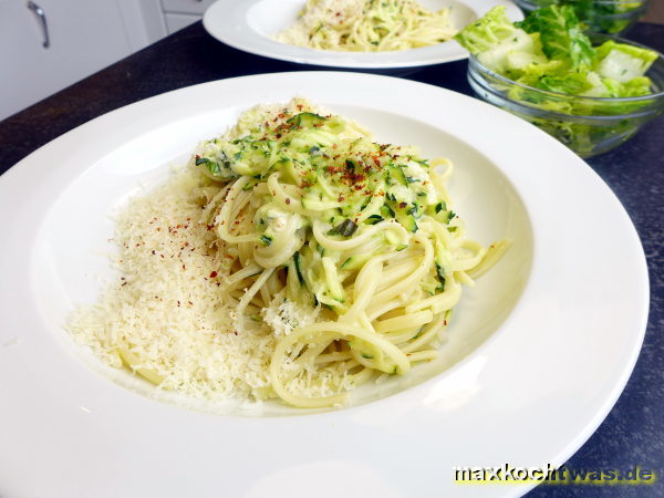 Linguine mit Zucchini und Basilikum