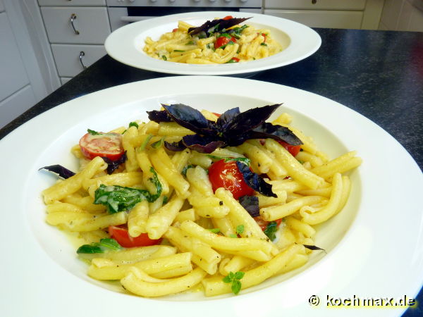 Makkaroni mit Rucola, Kirschtomaten und Weißweinschaum