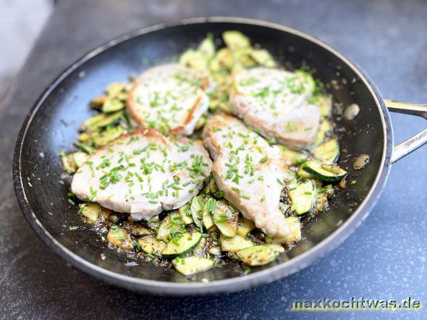 Minutensteaks mit Zucchini-Kapern-Sauce