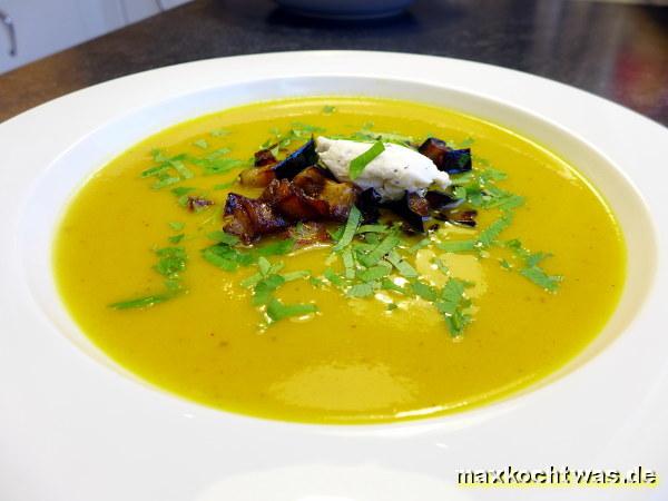 Möhrensuppe mit Zimt-Auberginenwürfeln und Ziegenfris ...