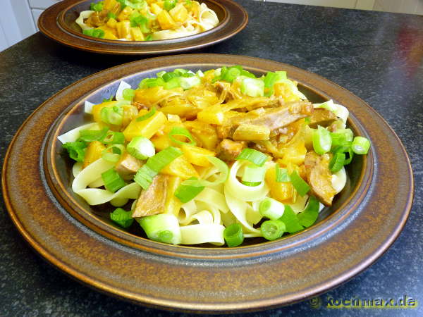 Bandnudeln mit Pouletbrustfilet und Curryananas