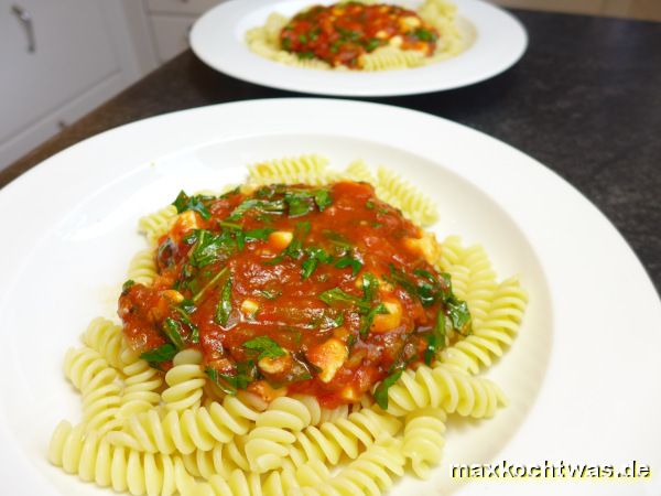 Bandnudeln mit Tomatensauce