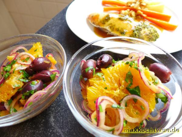 Orangensalat mit roter Zwiebel und schwarzen Oliven