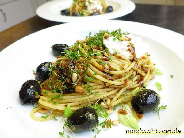 Frühlingspasta mit Burrata und Balsamico-Tapenade