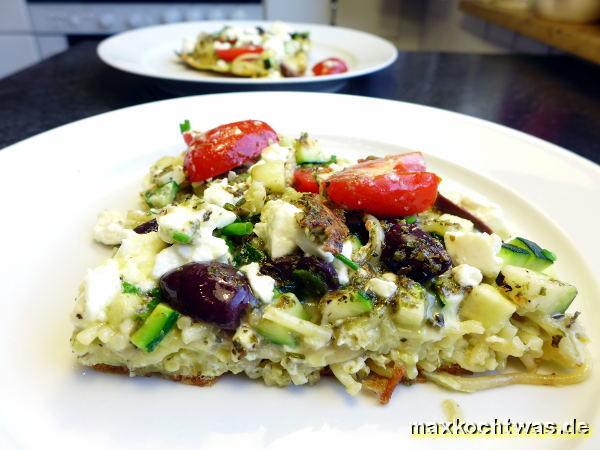 Pasta-Frittata mit Oliven, Majoran und Schnittlauch