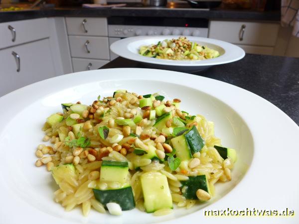 Pasta-Risotto mit Zucchini, Oregano und Pinienkernen