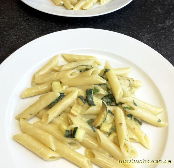 Pasta mit Zucchini-Basilikum-Sauce