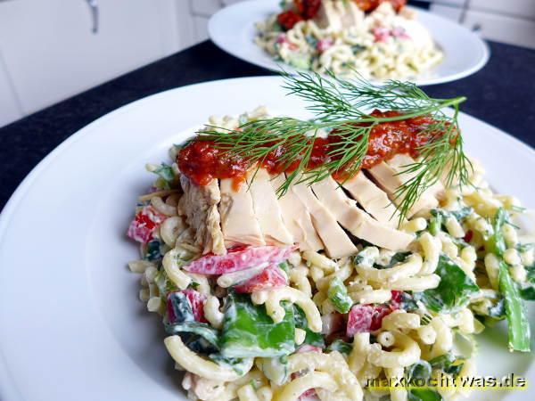 Grüner Pastasalat mit Gemüse