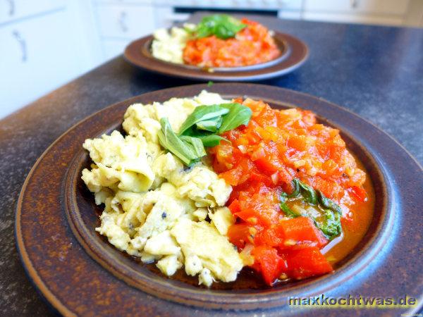 Provenzalisches Rührei mit Tomaten-Paprika-Sauce