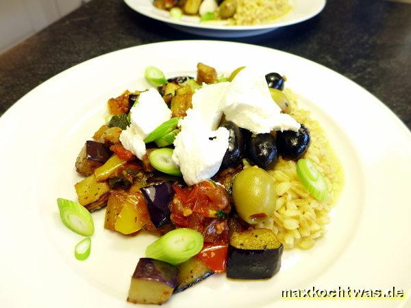 Ratatouille mit Emmerreis und Ziegenfrischkäse