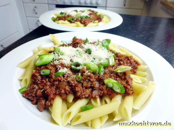 Rigatoni mit Bratwurstbrät und Tomaten