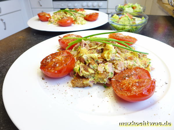 Rühreier mit Brotwürfeln und gebratenen Tomaten