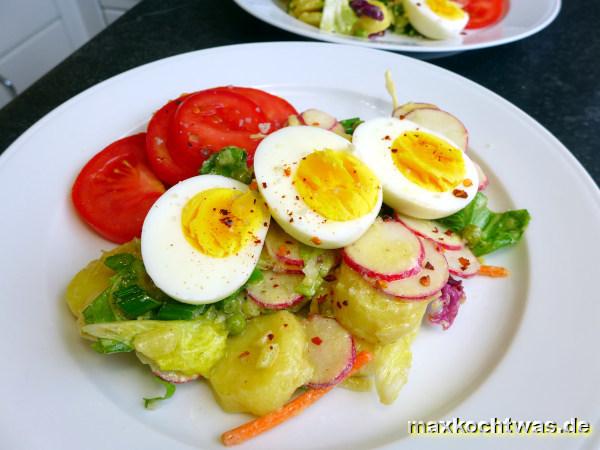 Frühlingssalat mit Kartoffeln und wachsweichem Ei
